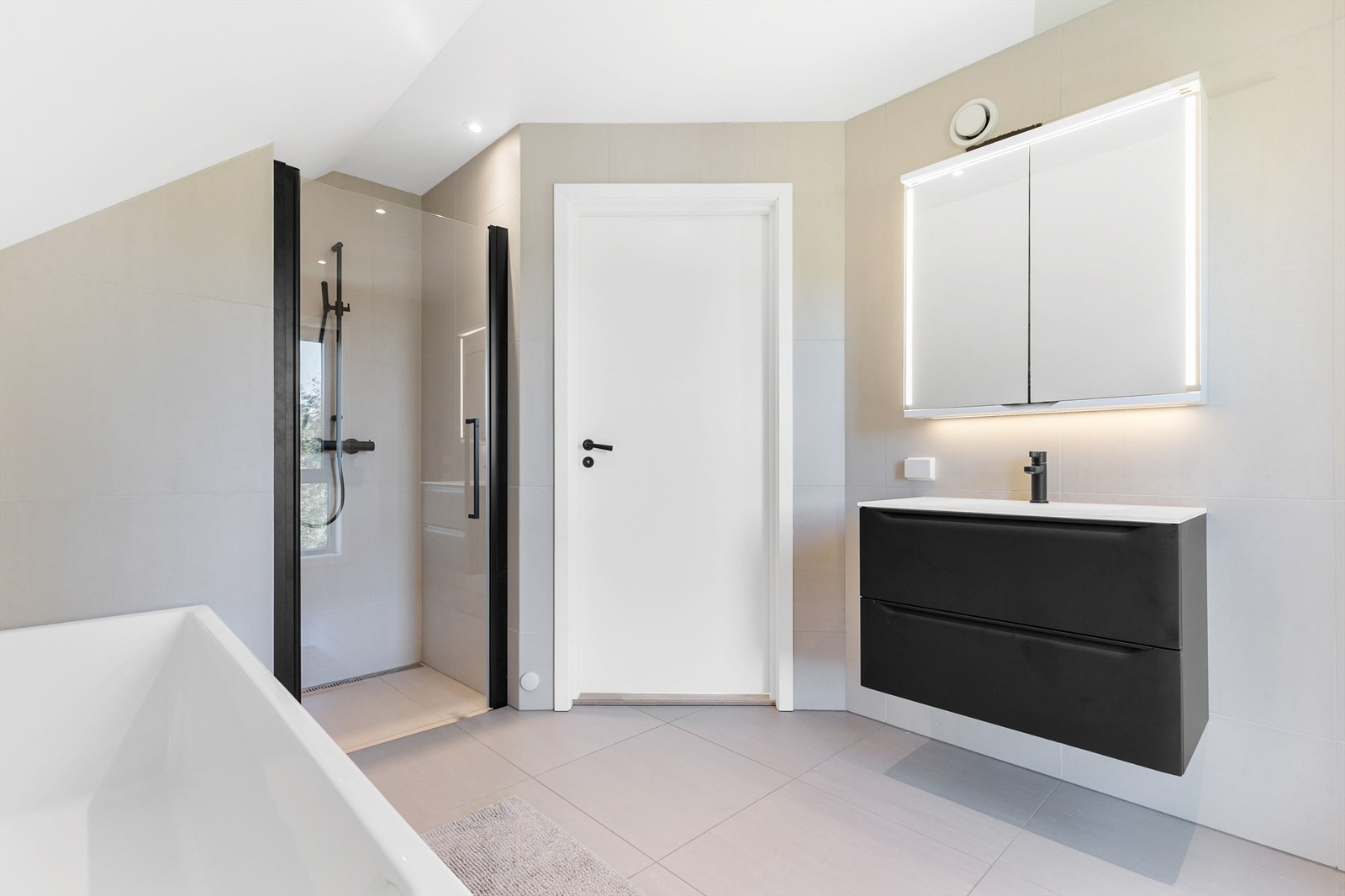 Badet er i tilsvarende moderne stil som de resterende badene i boligen. Galleribilde