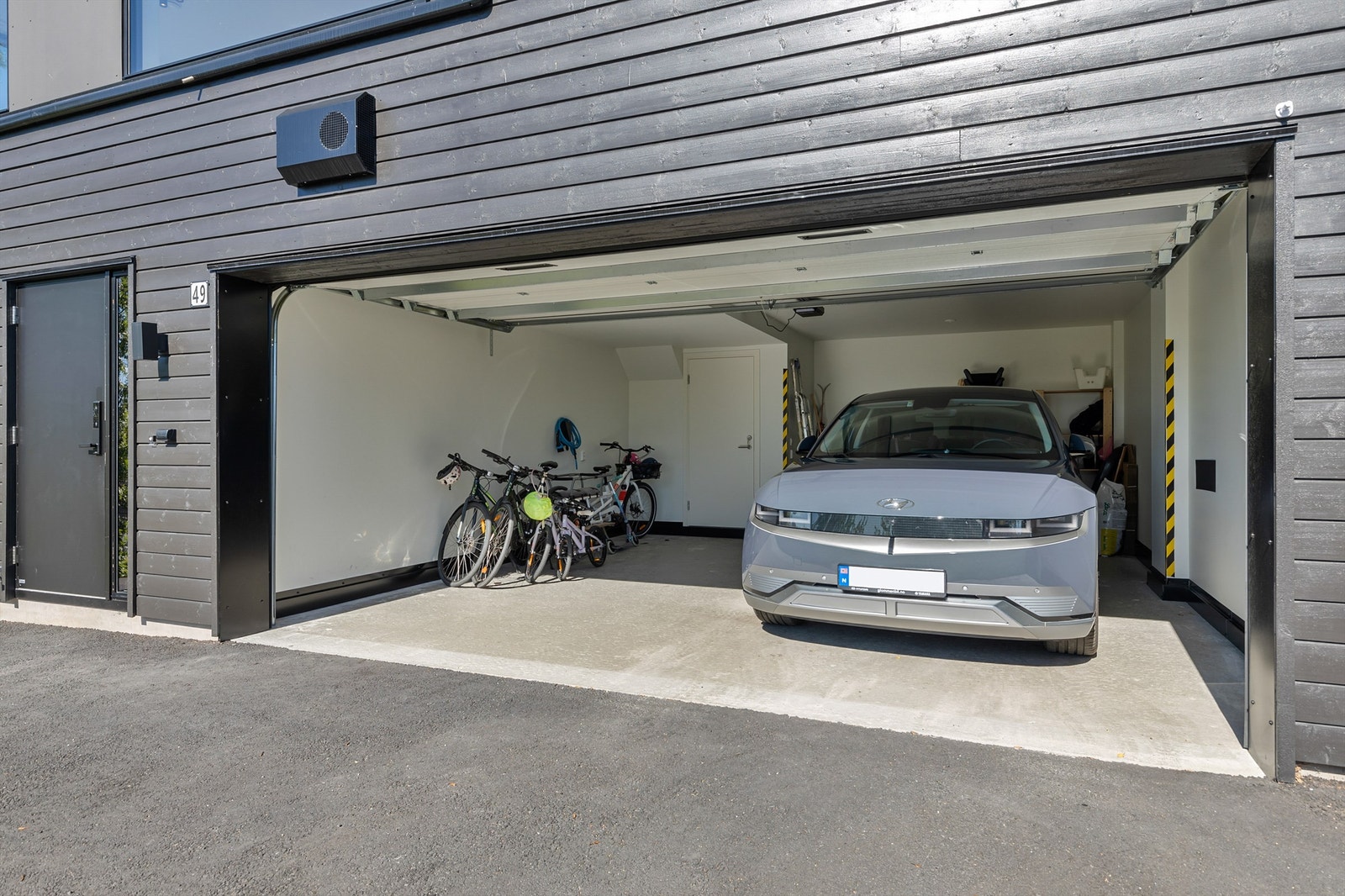 Det er dobbelgarasje på ca. 40 kvm. med el-bil lader. Galleribilde
