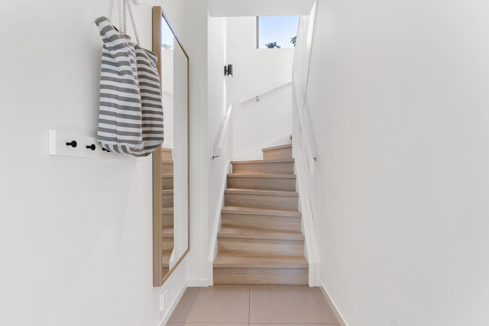 Trappeoppgang fra underetasje opp til 1. etasje. Galleribilde