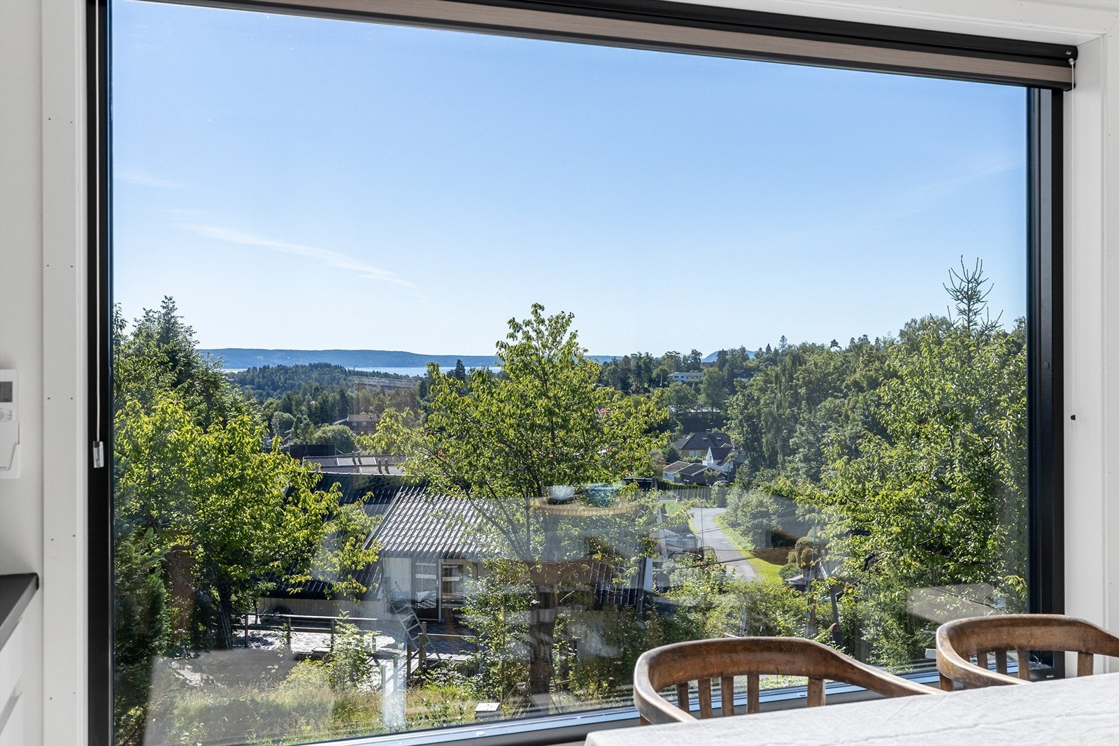 Det er fantastisk utsikt fra kjøkken og stue. Galleribilde