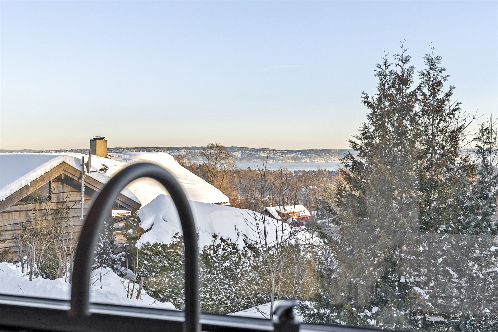 Fra kjøkkenet er det fantastisk utsikt til fjorden. Galleribilde