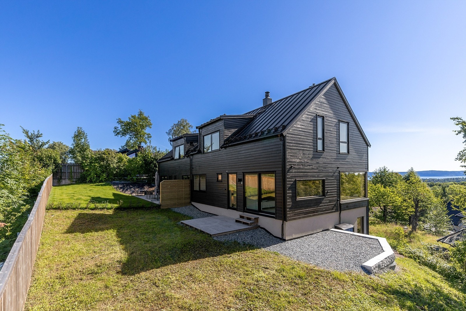 Fra terrassen er det videre adkomst til plenareal. Det et gruslagt område ved støttemuren. Galleribilde