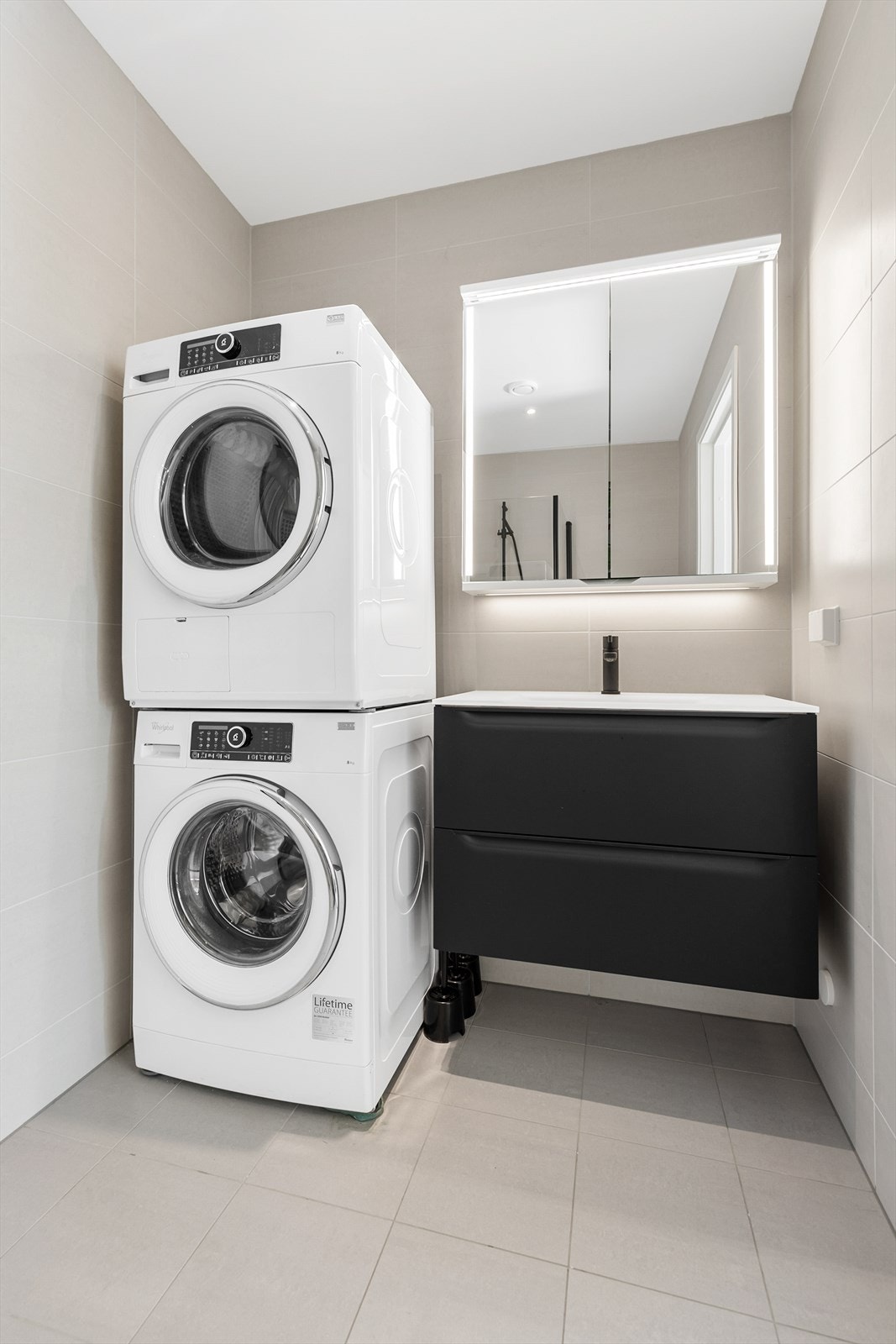 Det er plassert vaskemaskin og tørketrommel her. Galleribilde