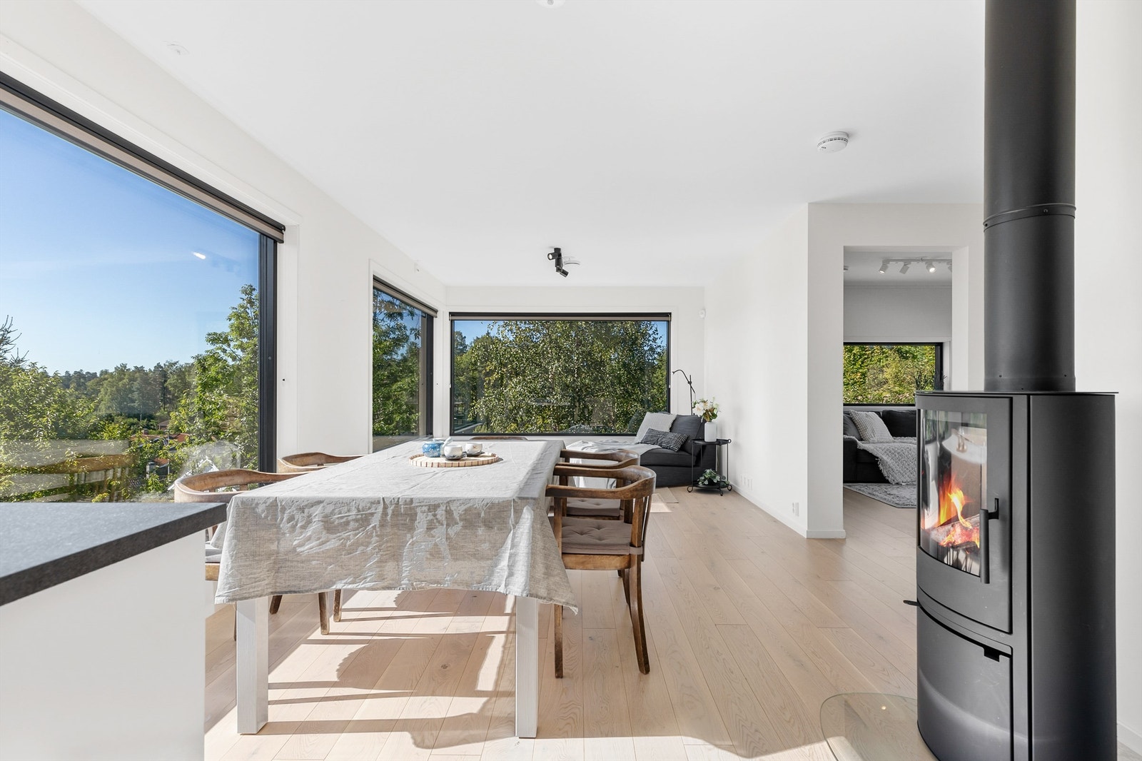 De store vinduene gir mye naturlig lys inn i boligens kjøkken og stue, fremhever den fine beliggenheten med utsikten. Galleribilde