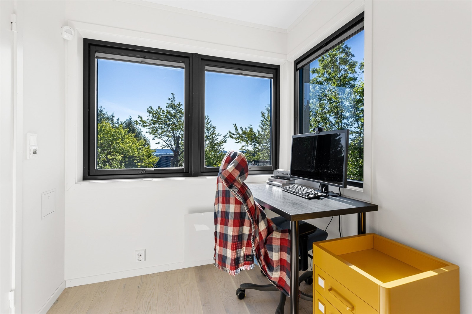 Kontorhjørne på soverom i underetasjen. Galleribilde