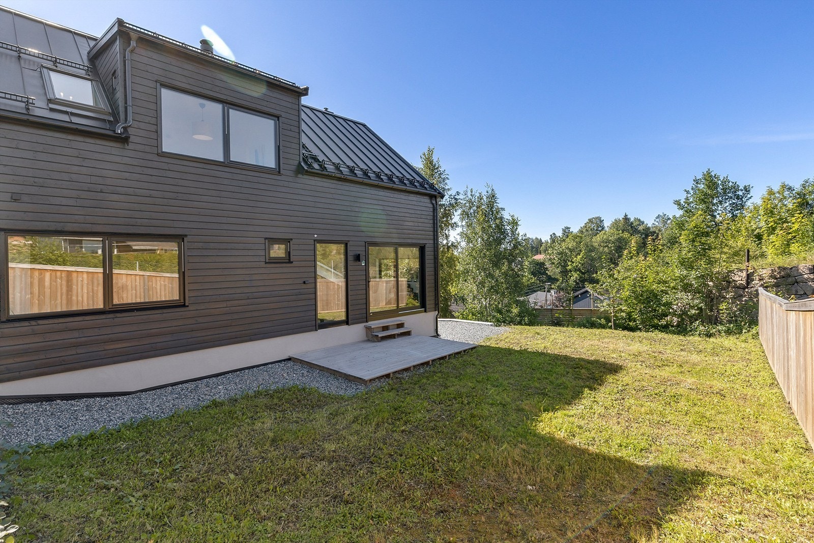 Fra TV-stuen i 1. etasje er det skyvedør ut til en terrasseplatting på ca 10 kvm. Galleribilde