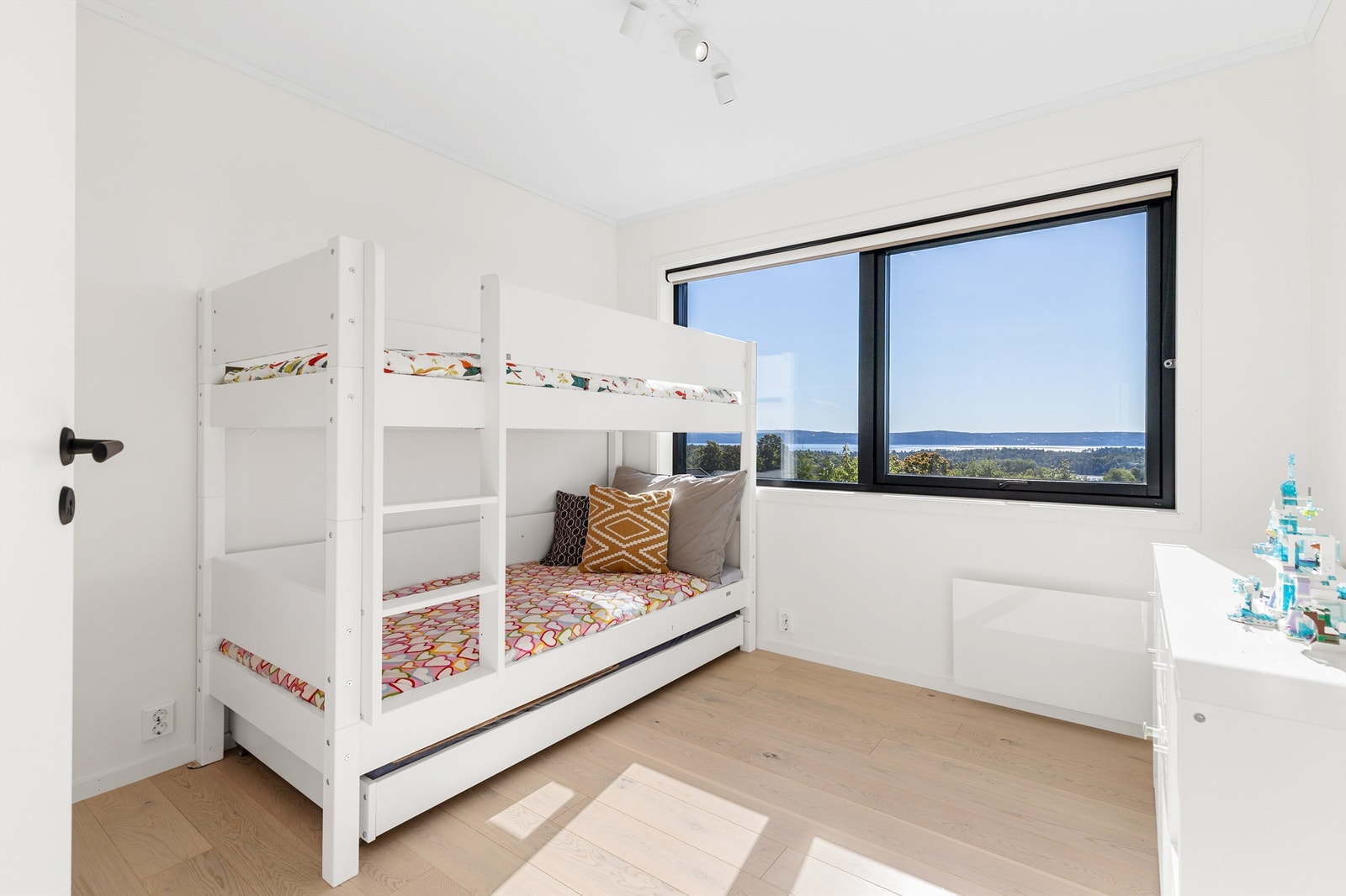 Soverom 2 har to store vinduer som bringer inn mye naturlig lys og vakker utsikt. Galleribilde