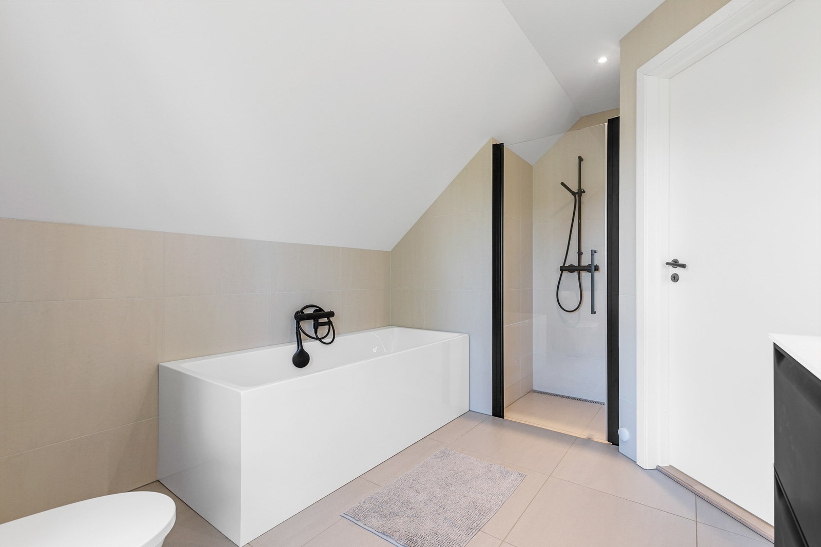 Her er det badekar med hånddusj. I tillegg er det dusjnisje med glassdør og dusjarmatur tilkoblet hånddusj. Galleribilde