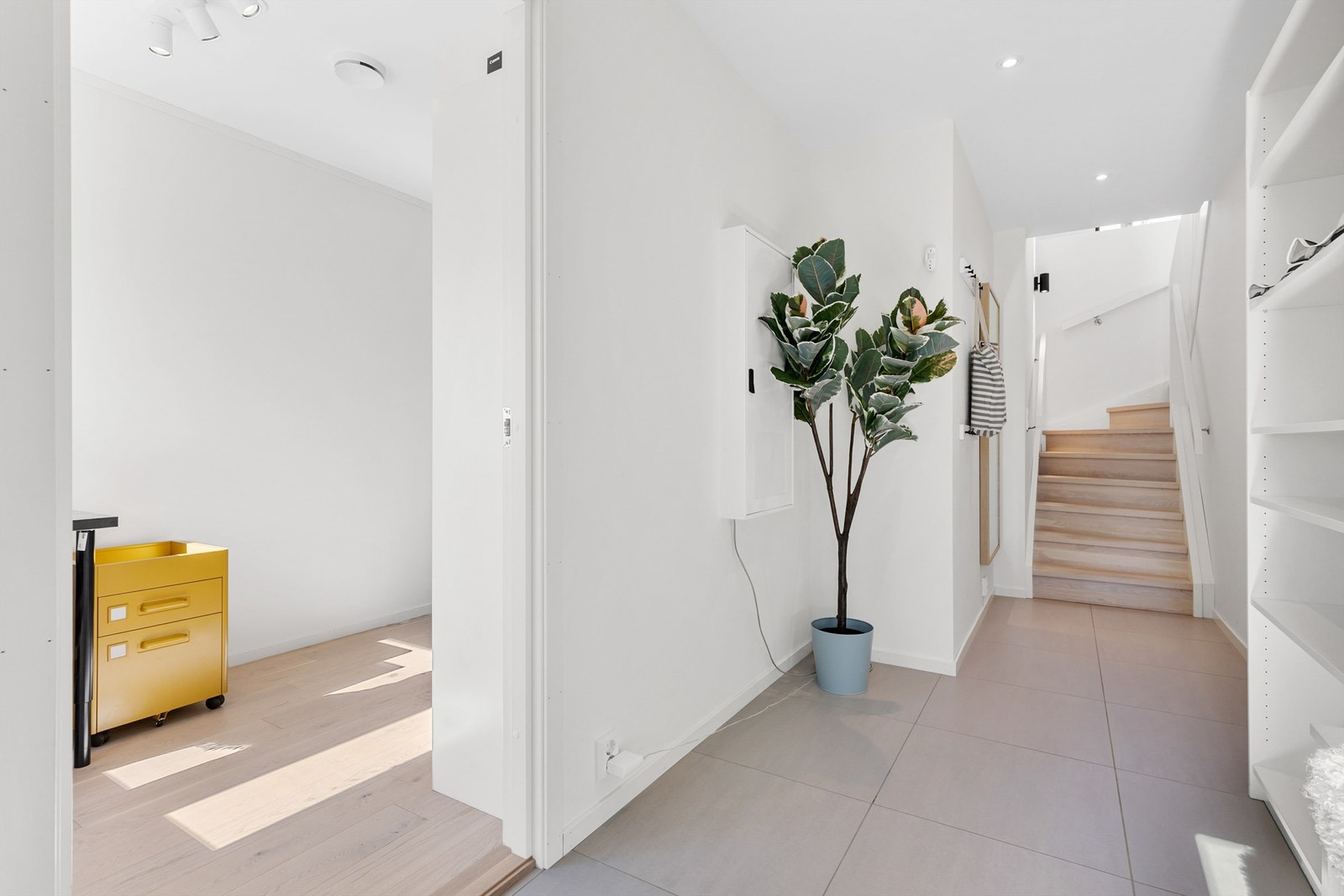 Det er gulvarme i entré i underetasjen. Fra entréen har adkomst til soverom i underetasjen. Galleribilde