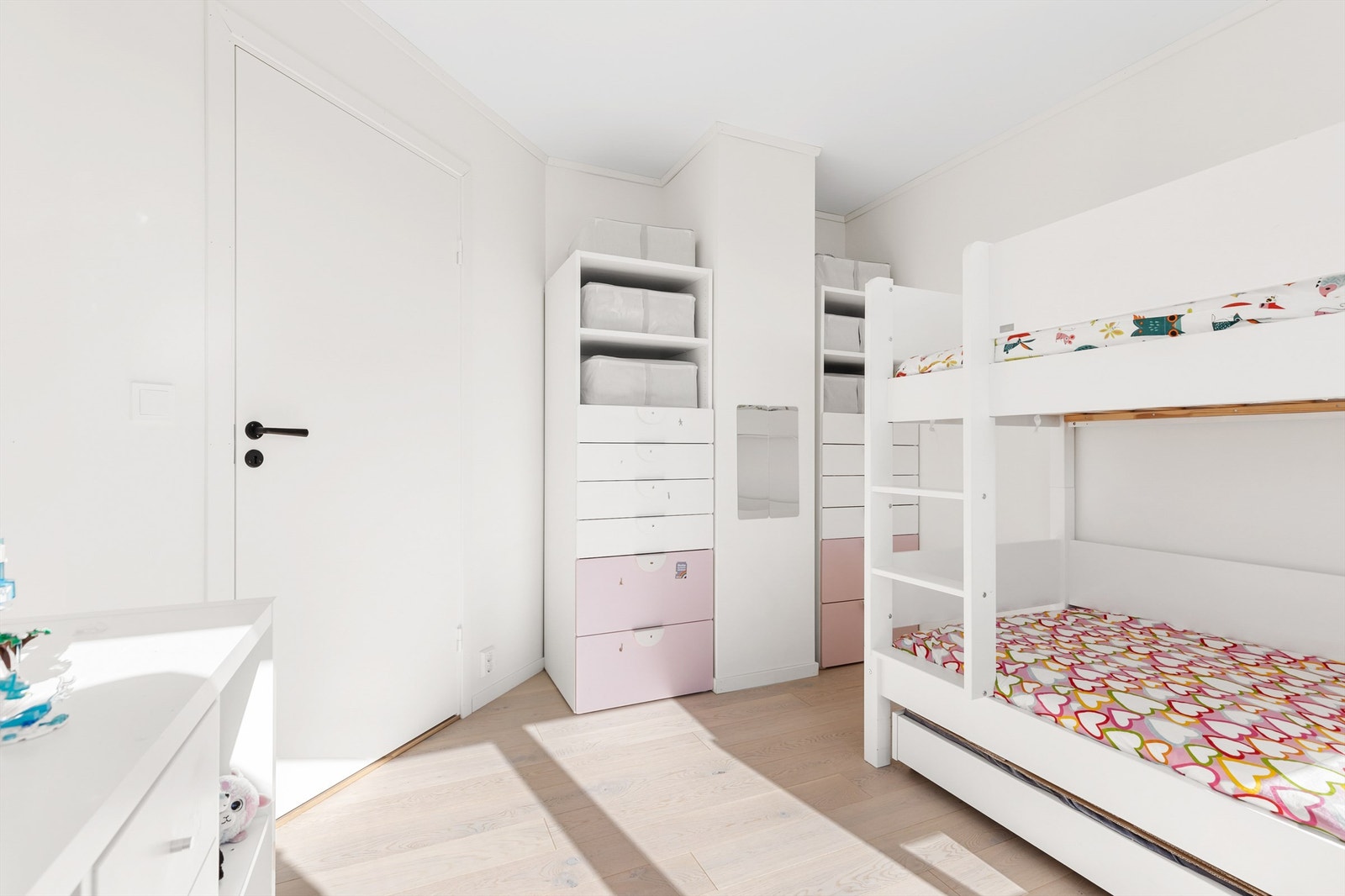 Her er det plass til seng, garderobeskap og skrivepult. Galleribilde