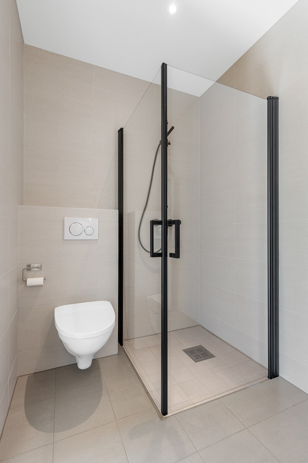 Bad i underetasjen er i samme stil som resterende bad i boligen. Galleribilde