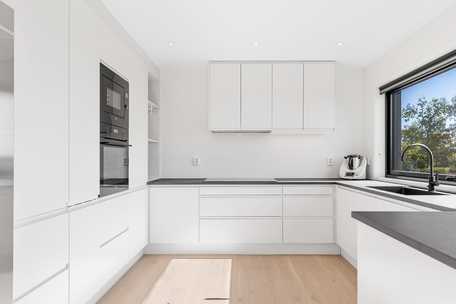 Kjøkkeninnredningen er fra byggeår i 2022, og er levert av Sigdal. Galleribilde