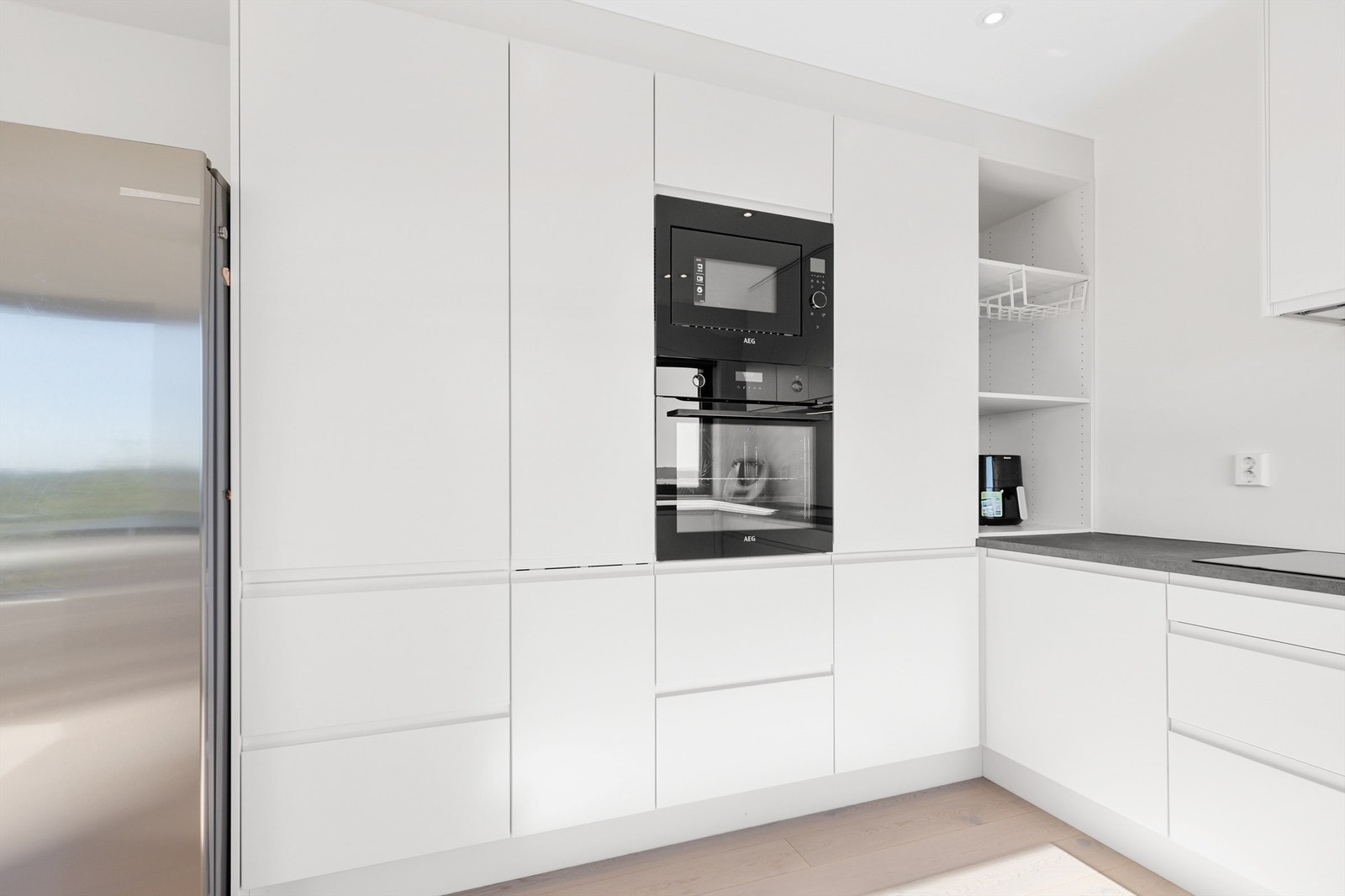 De integrerte hvitevarene (oppvaskmaskin, stekeovn, mikrobølgeovn og platetopp), samt kjøleskap med fryser medfølger ved salg. Galleribilde