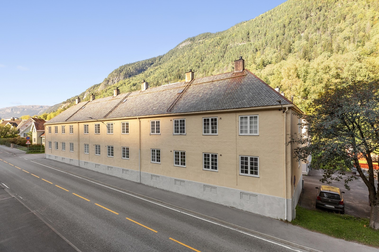 Fasade - eiendommen har en sentral beliggenhet på Rjukan Galleribilde