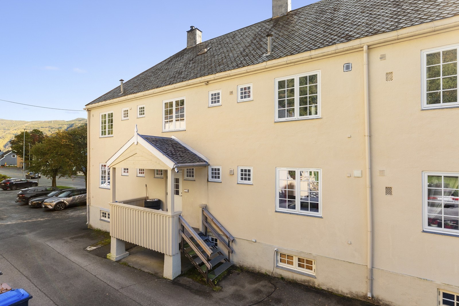 Inngangsparti (leiligheten ligger i 1. etasje, til høyre for inngangen) Galleribilde