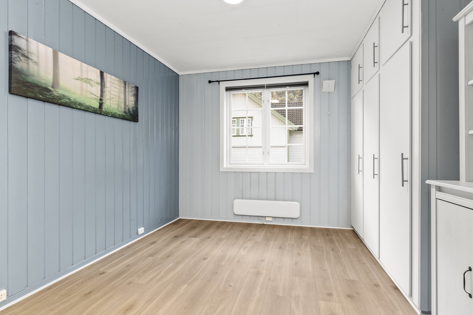 Soverommet er relativt romslig og har godt med skapplass Galleribilde