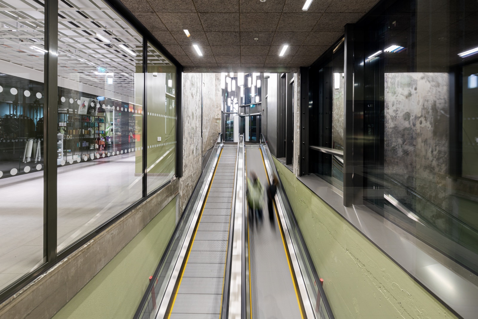 Rullebånd fra parkeringskjeller til nærsenter/butikker Galleribilde