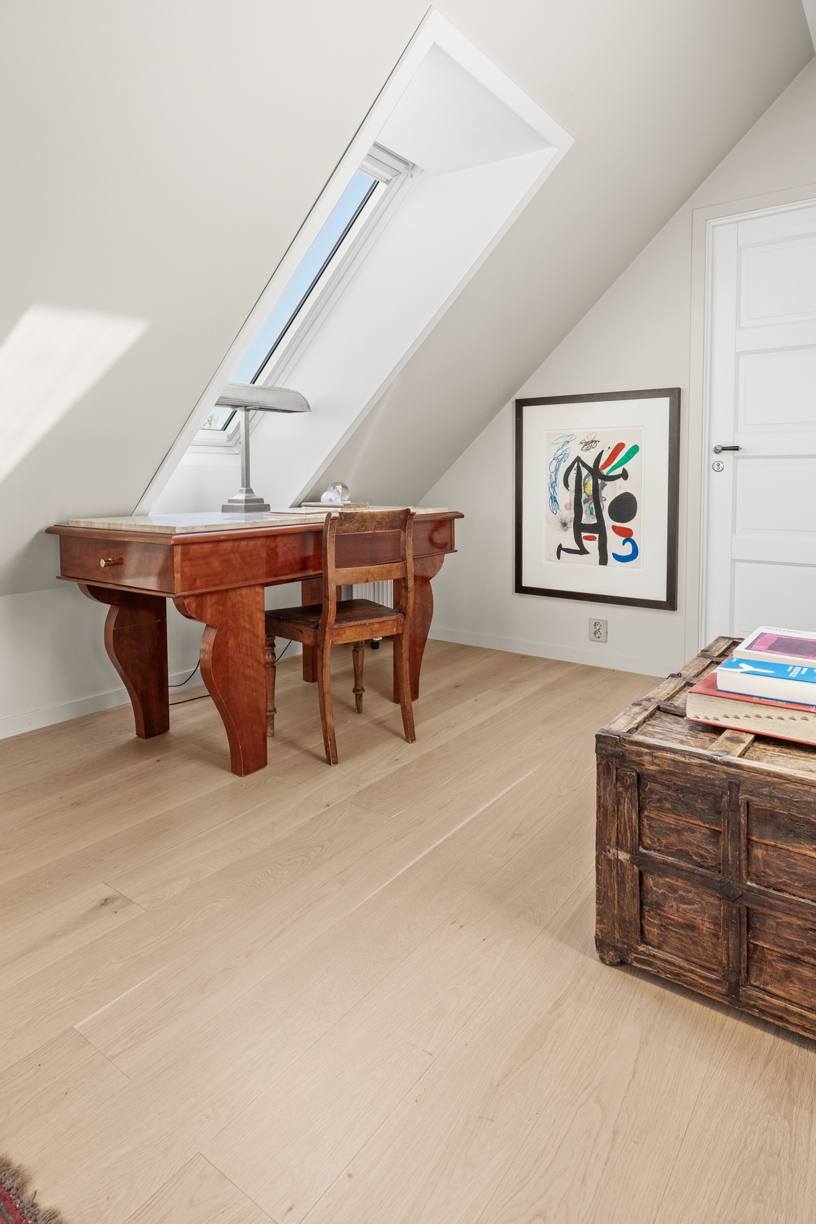 Her finner du blant annet et koselig soverom, samt lofstue/soverom og et ekstra baderom. Galleribilde