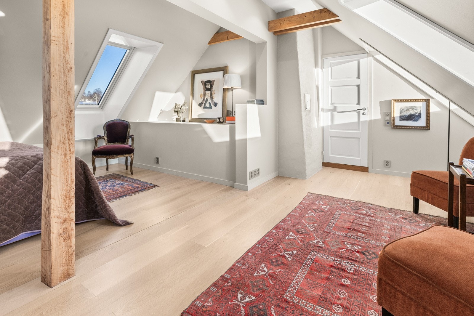 Loftsetasjen er lys og luftig, med store takvinduer på hver side som slipper inn rikelig med naturlig lys. Galleribilde