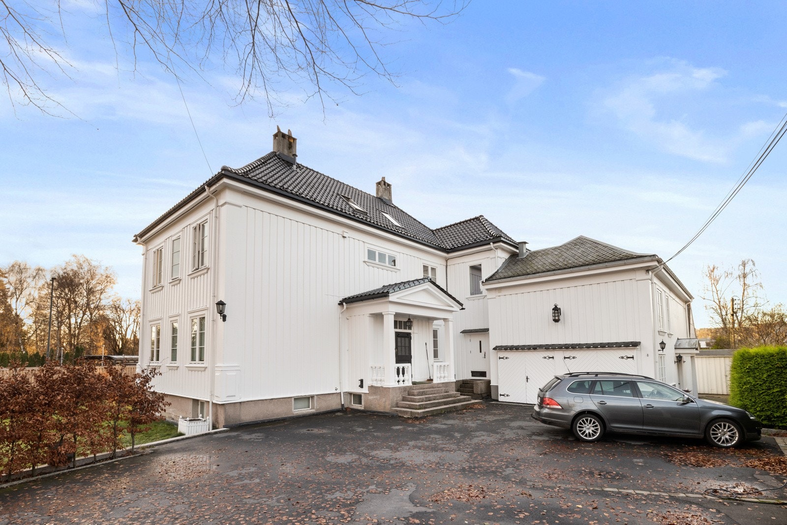Boligen har egen biloppstillingsplass utenfor, som gir praktisk og enkel parkering rett ved inngangen. Galleribilde