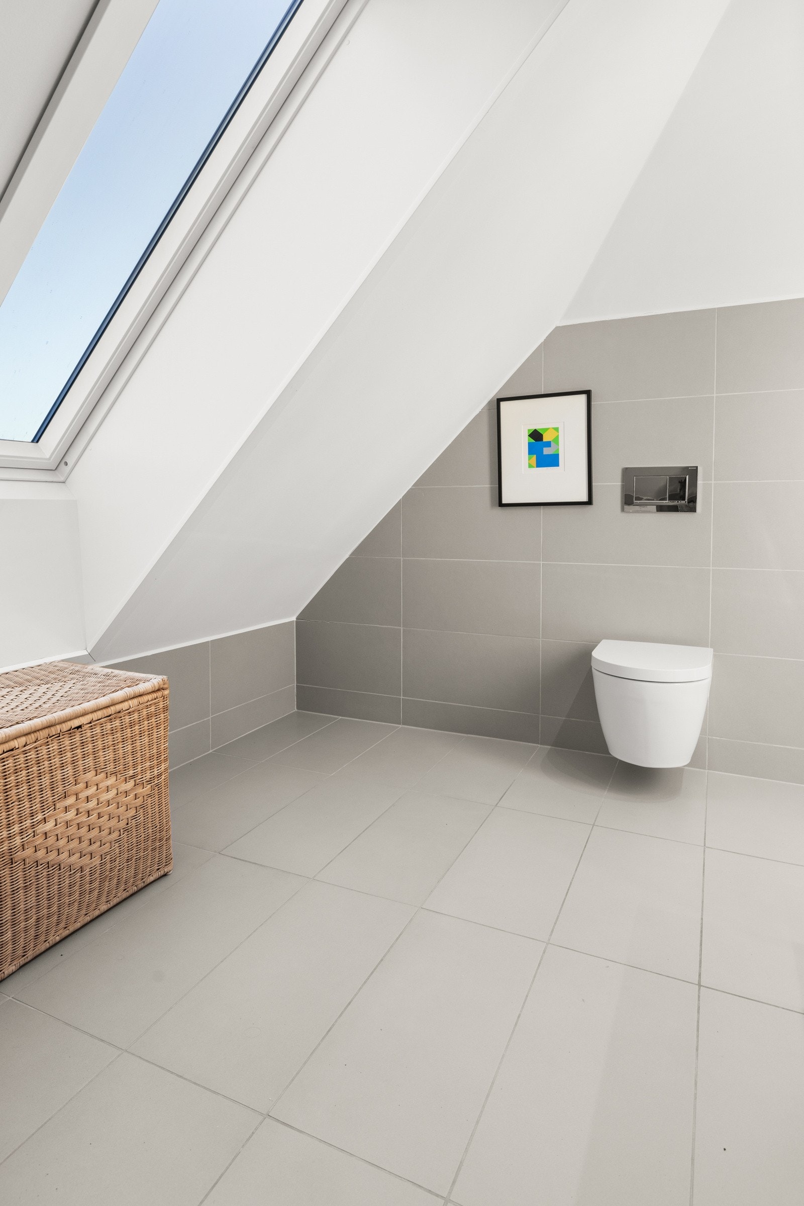 De enkle og stilrene flisene gir badet et moderne og minimalistisk uttrykk. Galleribilde