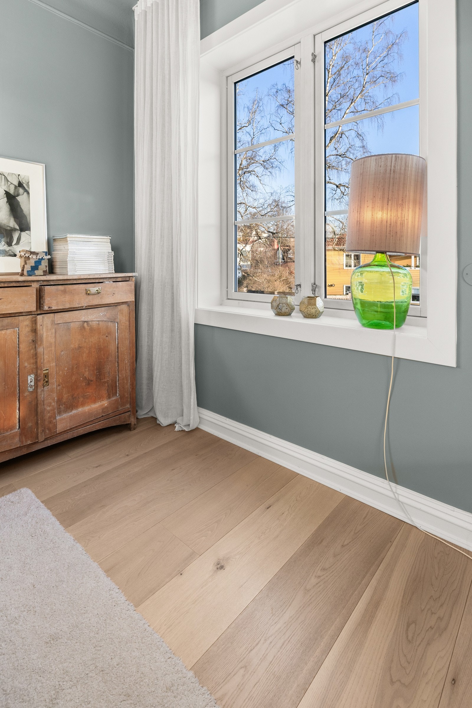 Rommet får rikelig med naturlig lys fra de store vinduene. Galleribilde