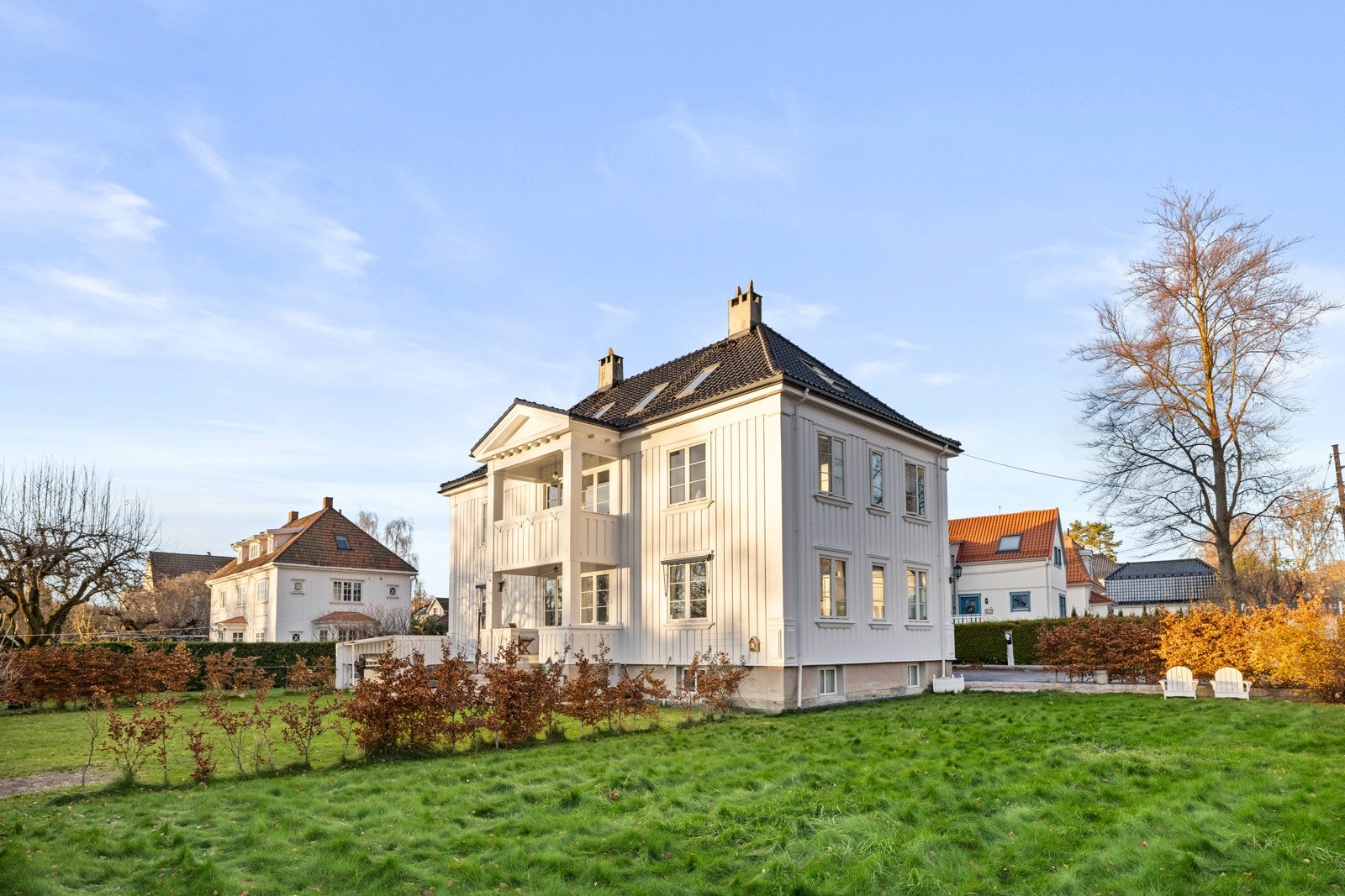 Nydelig familiebolig med populær beliggenhet! SE VIDEO PÅ BILDENE! Utenfor finner du en nydelig grønn plen som virkelig kommer til sin rett om sommeren, som gir en fristende uteplass for avslapping og lek. Galleribilde