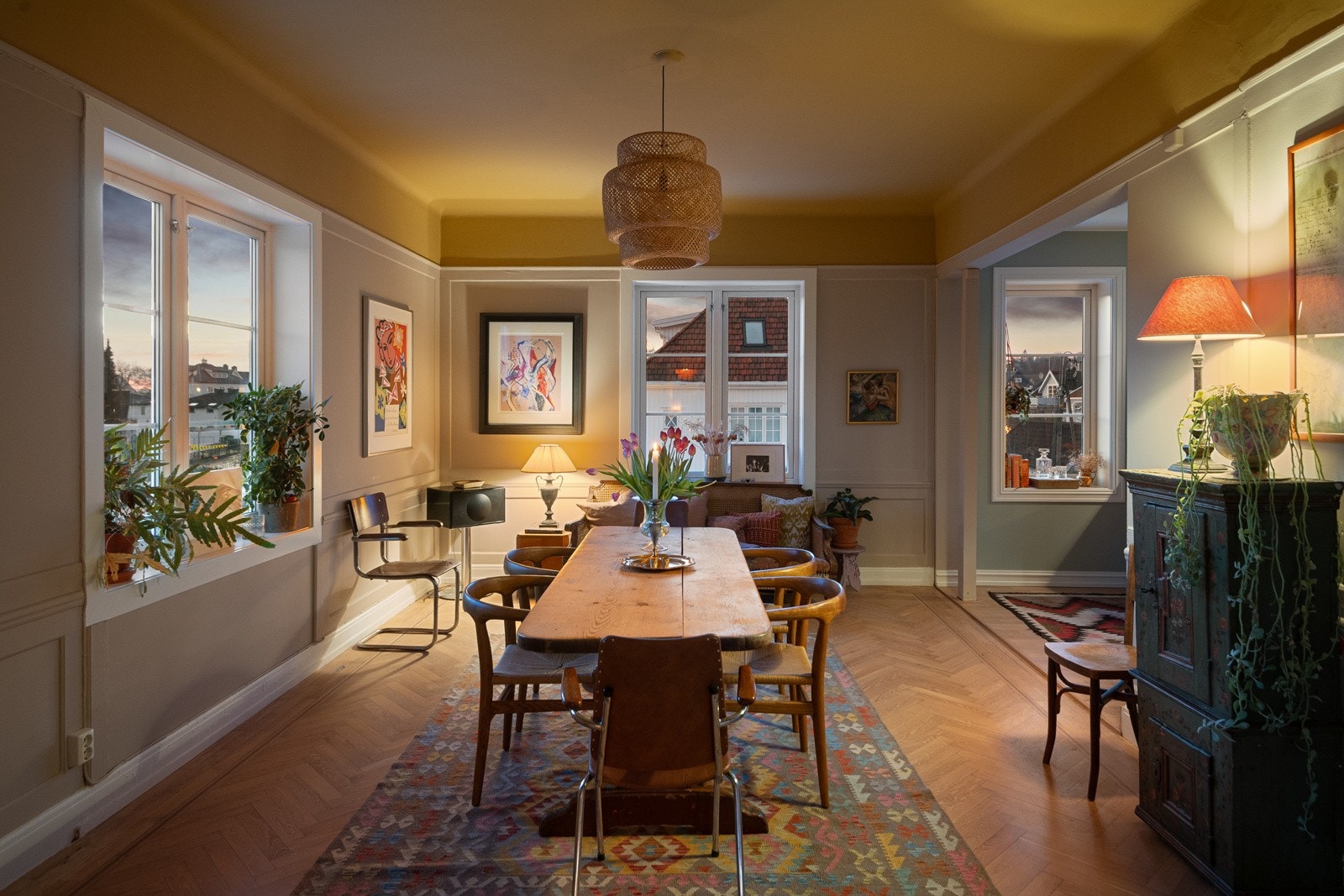 På kveldstid blir spisestuen lun og hjemmekoselig, perfekt for stemningsfulle middager Galleribilde