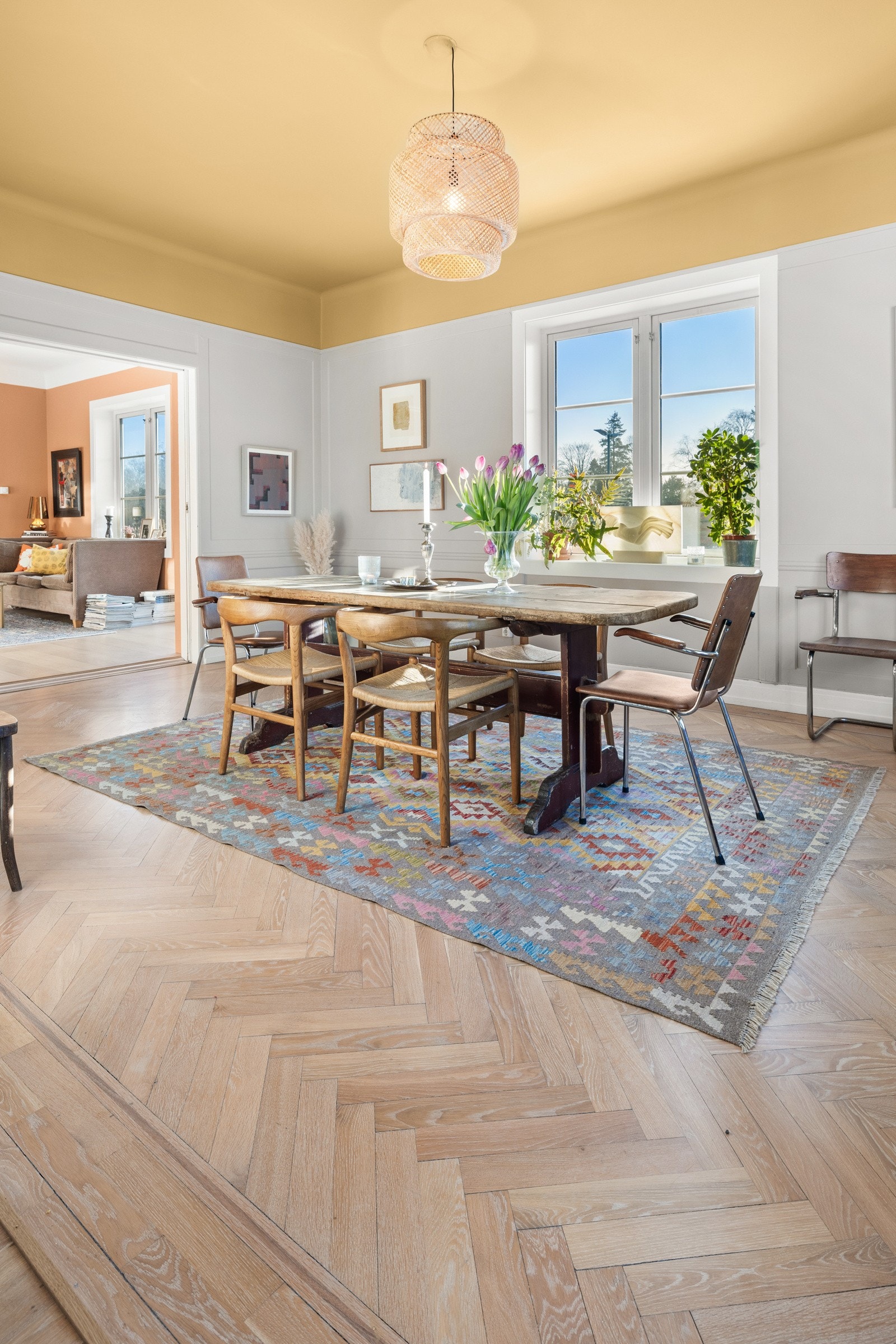 Spisestuen er lys og luftig, med store vindusflater som slipper inn rikelig med naturlig lys. Galleribilde