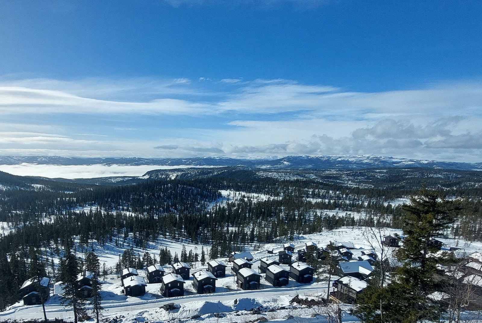Flott utsikt mot Gaustadtoppen og fjellene Galleribilde