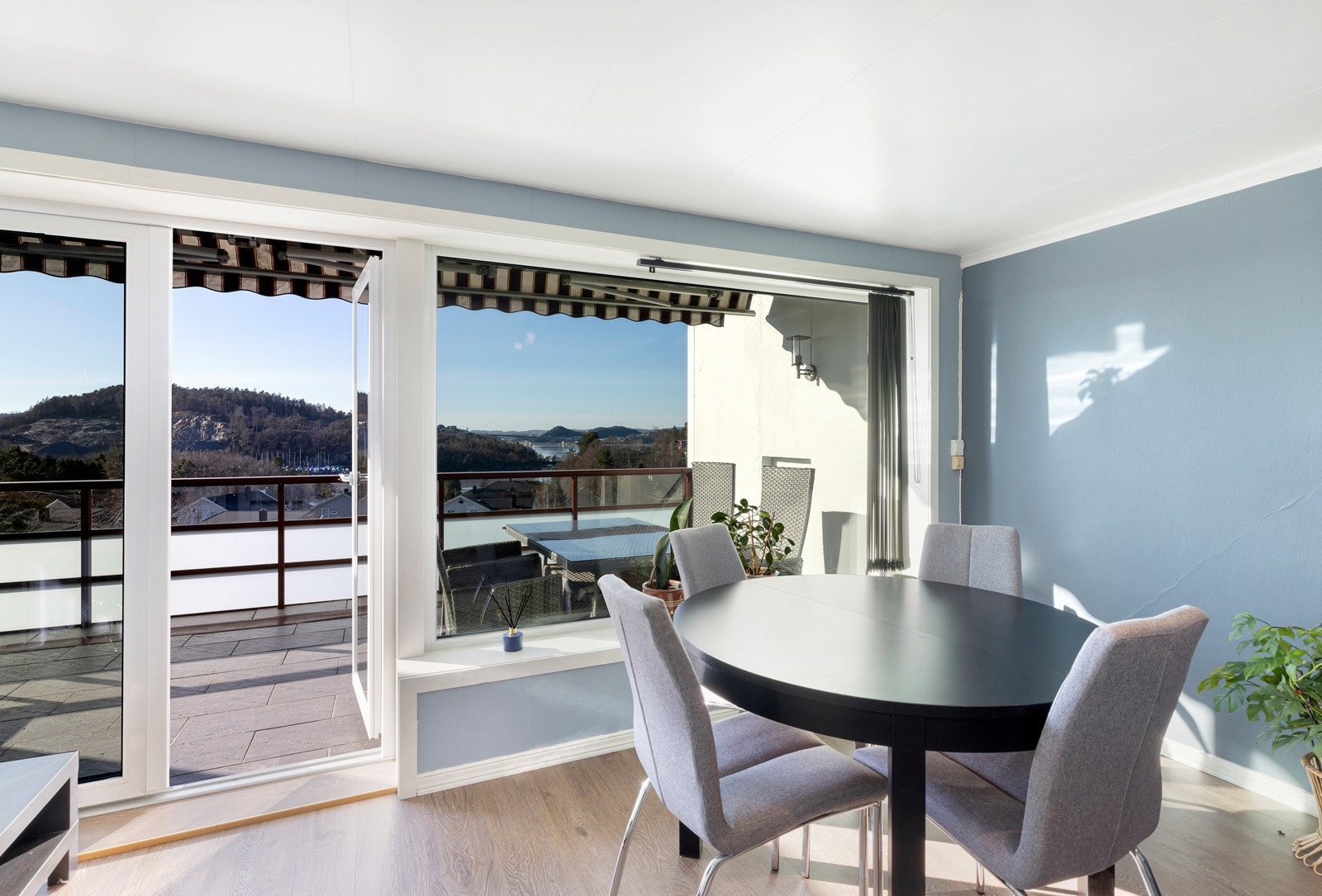 Lys og trivelig stue med laminatgulv og tapet på vegger. Plass til både sofagruppe og spisebord. Galleribilde