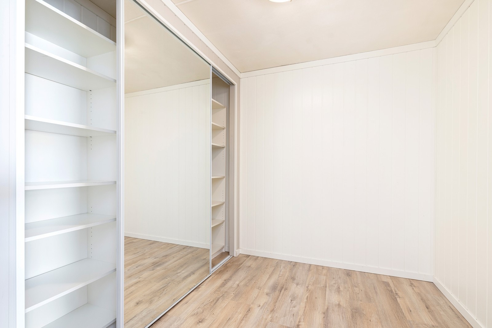 Romslig bod, innredet med skyvedørsgarderobe. Galleribilde