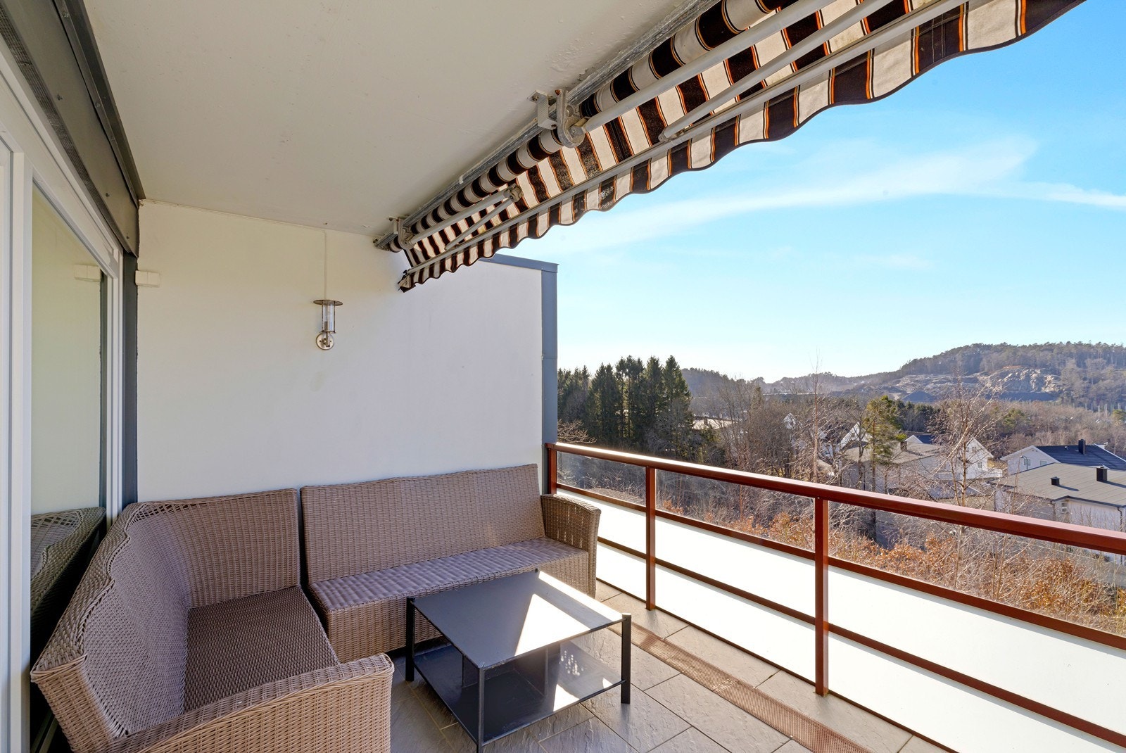 Utgang til stor solrik terrasse med flott utsikt mot Hånestangen og båthavna. Galleribilde
