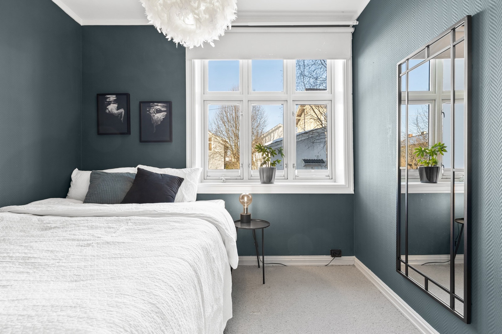 Soverom med vegg-til-vegg teppe på gulv, malt tapet på vegger og malt himling Galleribilde