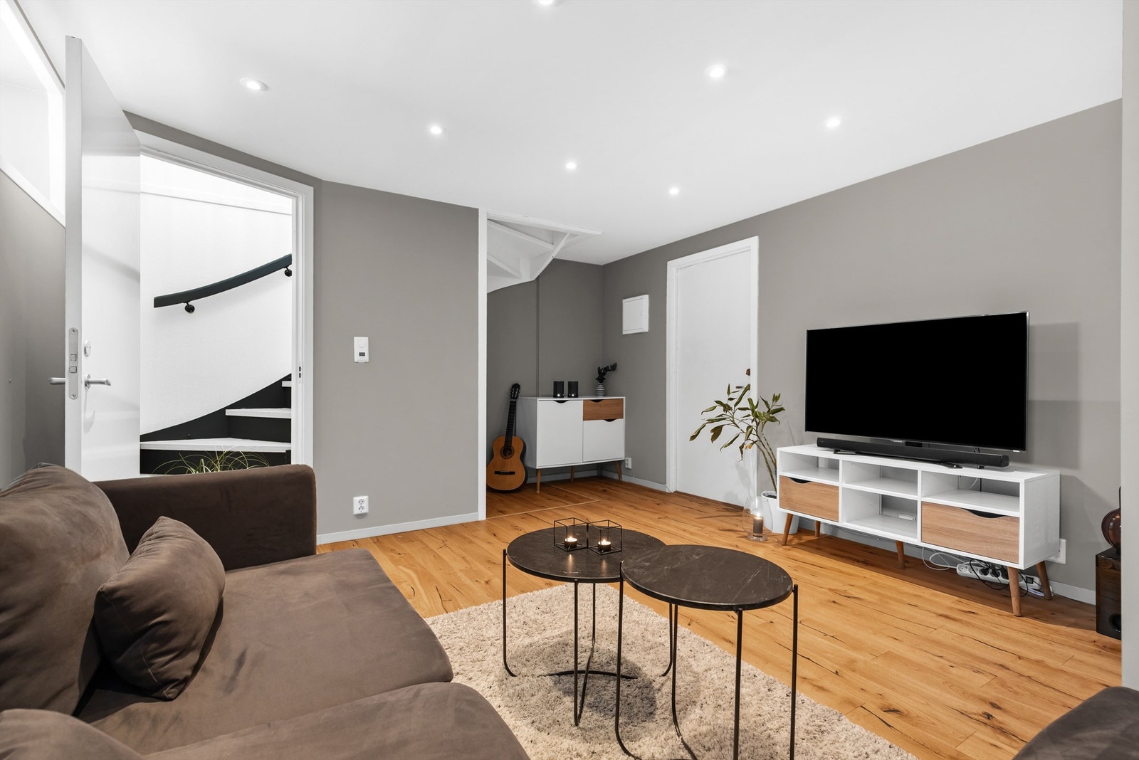 Innredet kjellerstue med sofaområde - Rommet er ikke godkjent for varig opphold Galleribilde