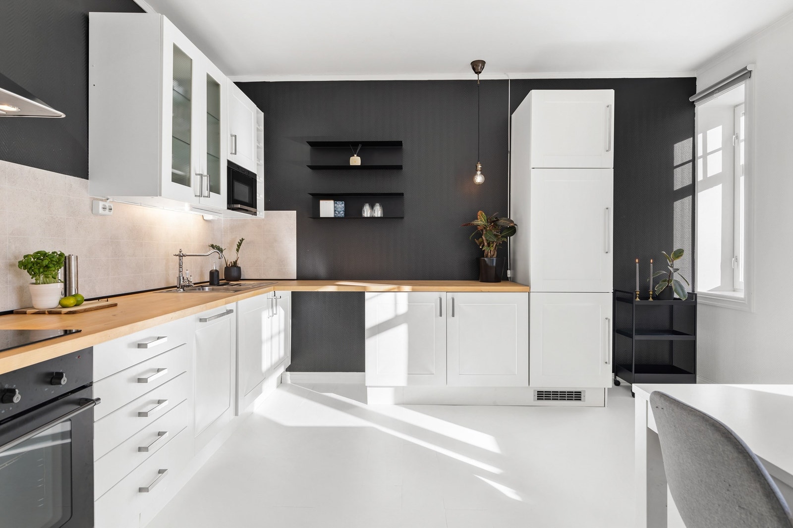 Over- og underskap samt vitrineskap i hvit utførelse Galleribilde