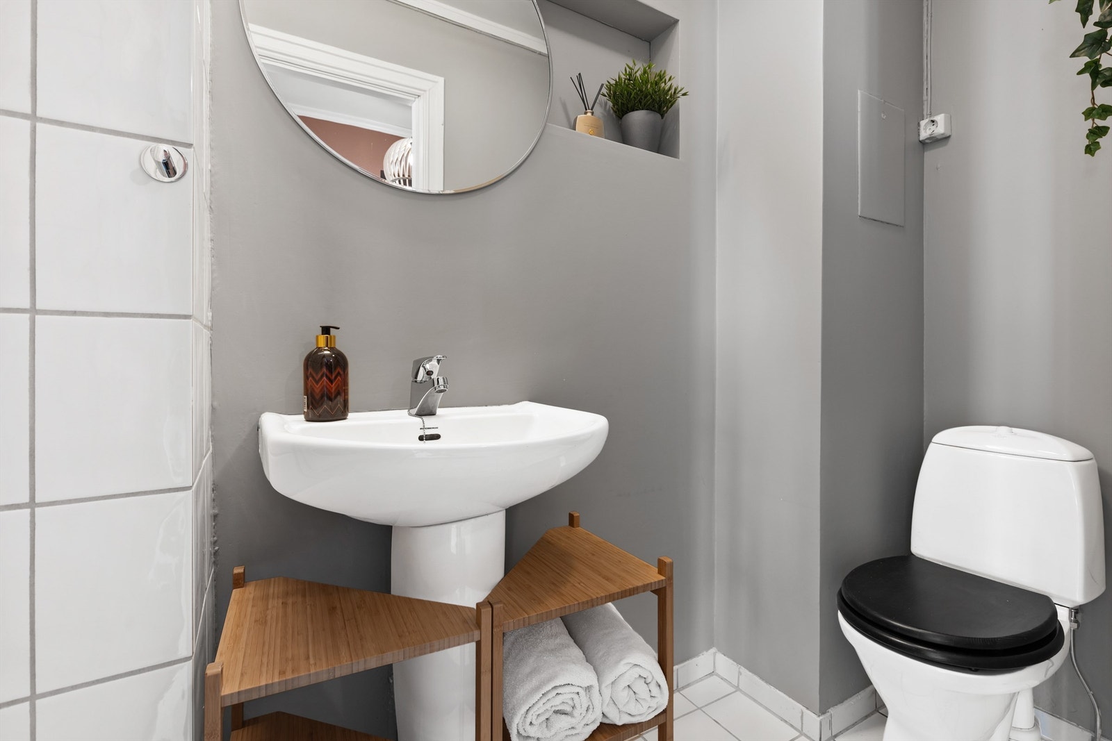 Praktisk wc-rom/vaskerom med gulvstående søyleservant og gulvstående toalett Galleribilde