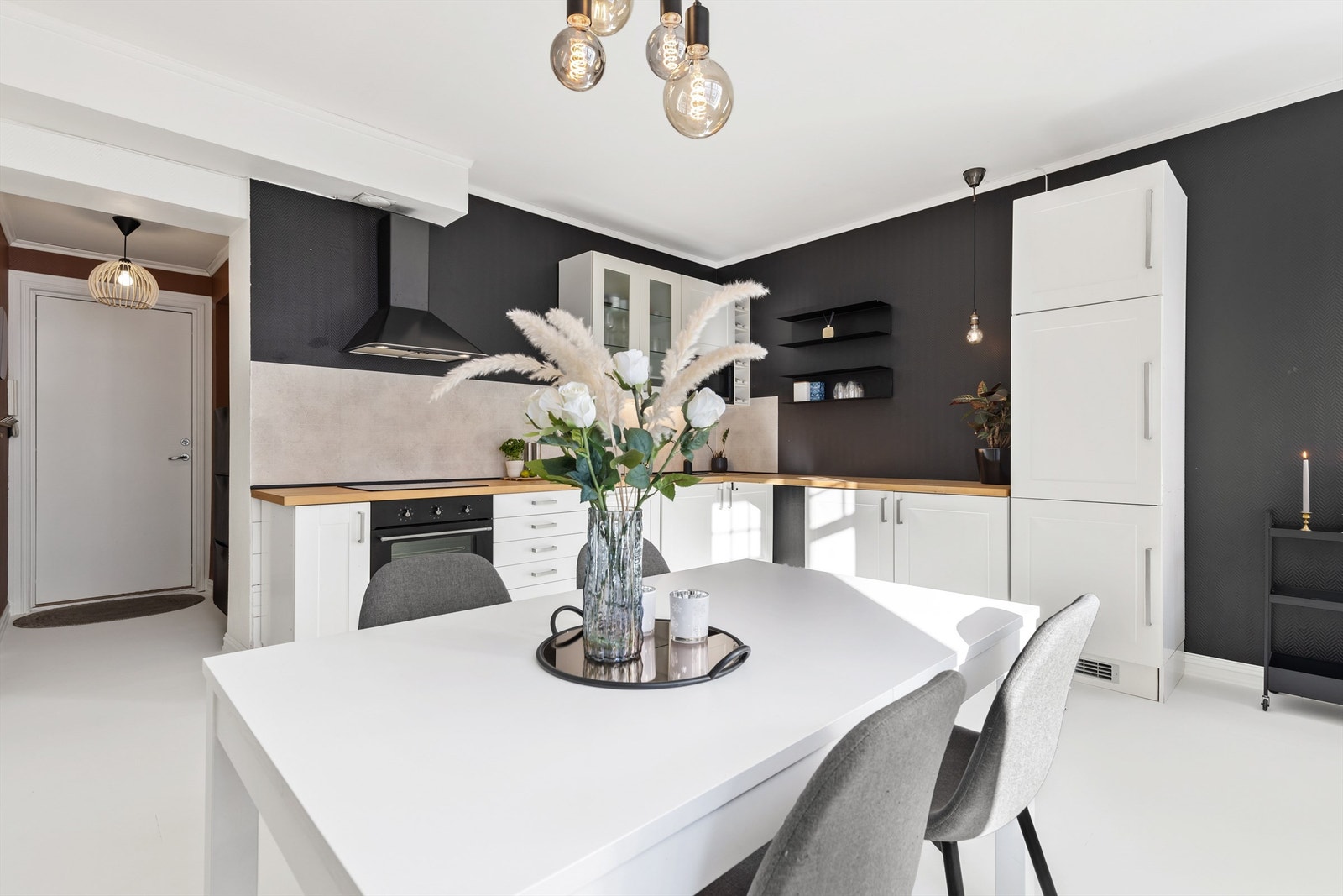 Leiligheten er gjennomgående og har en moderne utførelse Galleribilde