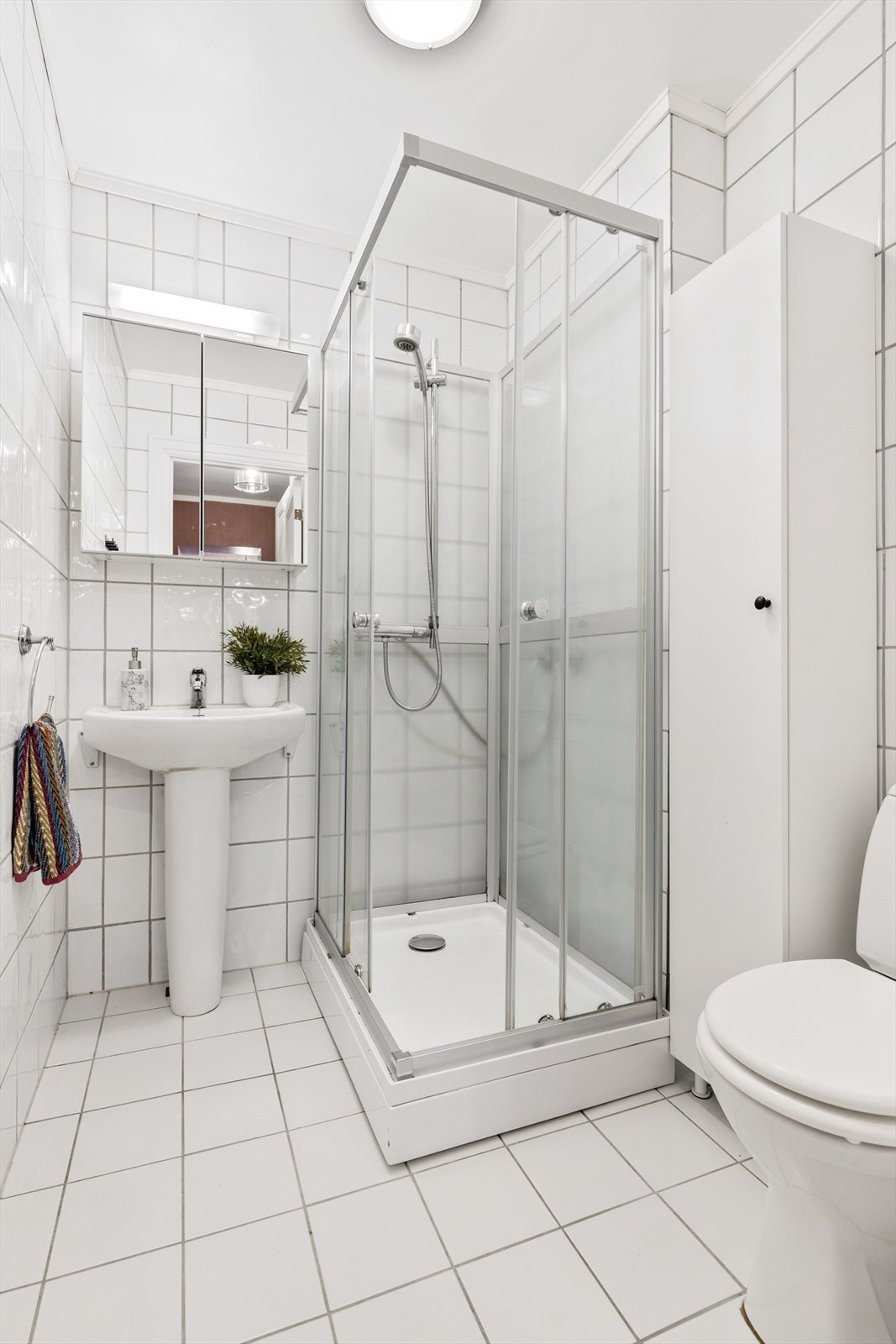 Flislagt bad med dusjkabinett og elektriske varmekabler i gulv Galleribilde