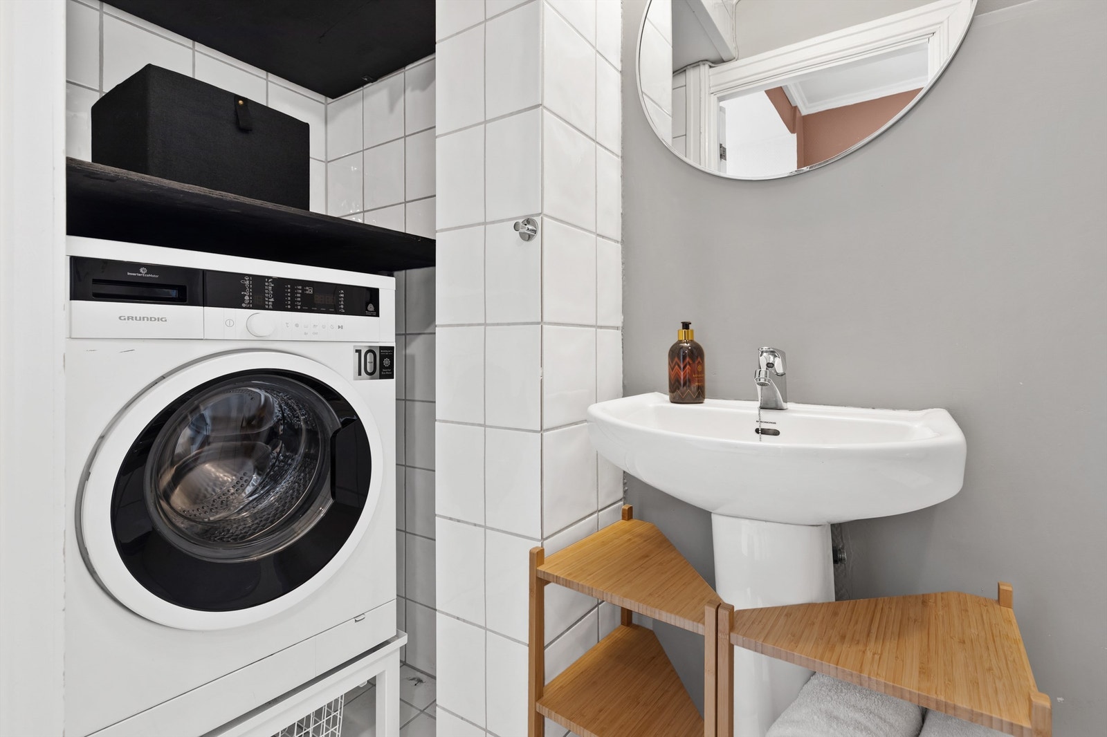 Wc-rom/vaskerom med opplegg for vaskemaskin i nisje Galleribilde