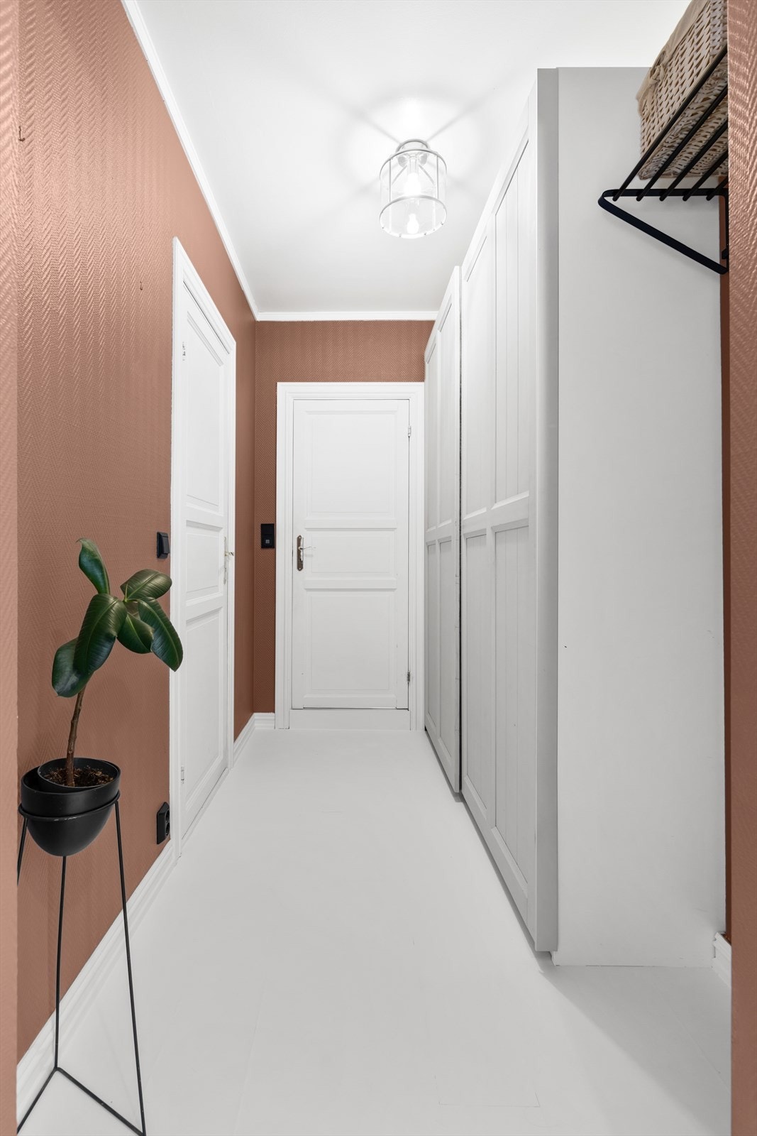 Gang med romslig garderobeløsning i lys og profilert utførelse Galleribilde