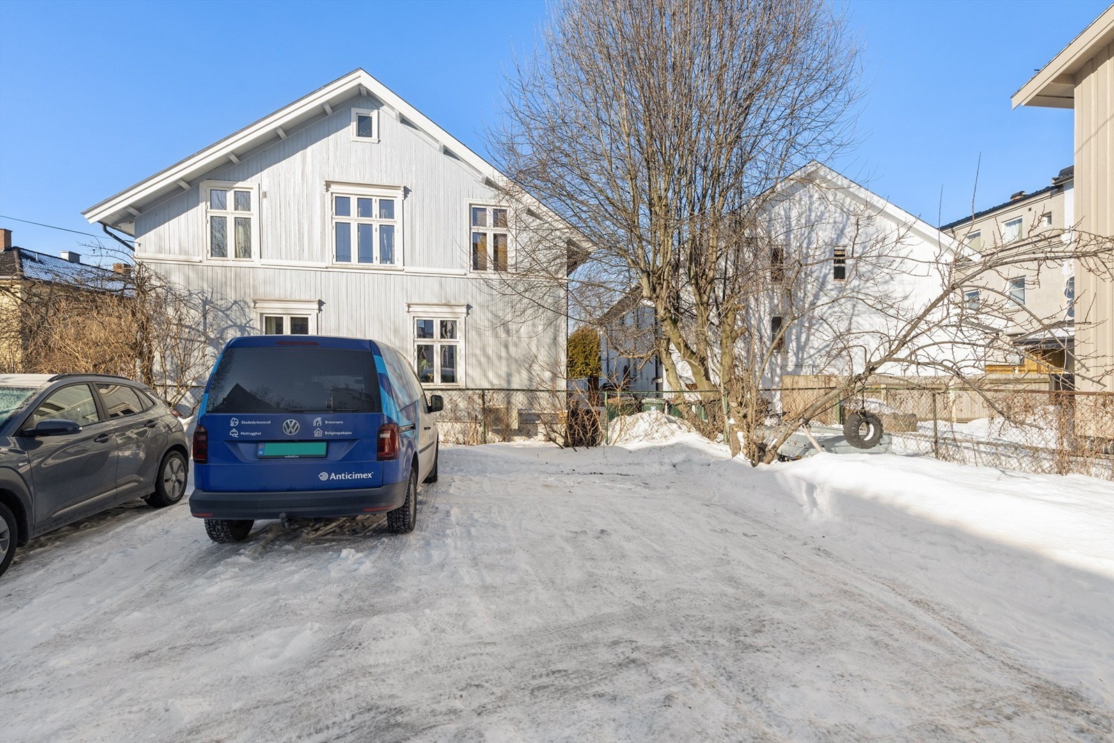 Medfølgende fast parkeringsplass på felles asfaltert gårdsplass Galleribilde