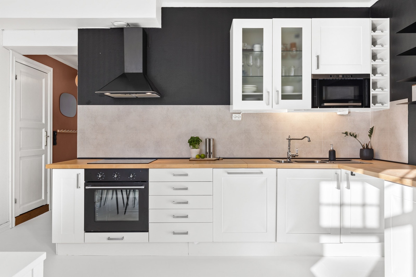 Kjøkkenet ble oppgradert med nye hvitevarer, benkeplate og oppvaskkum i 2018 iflg. tidligere salgsoppgave Galleribilde