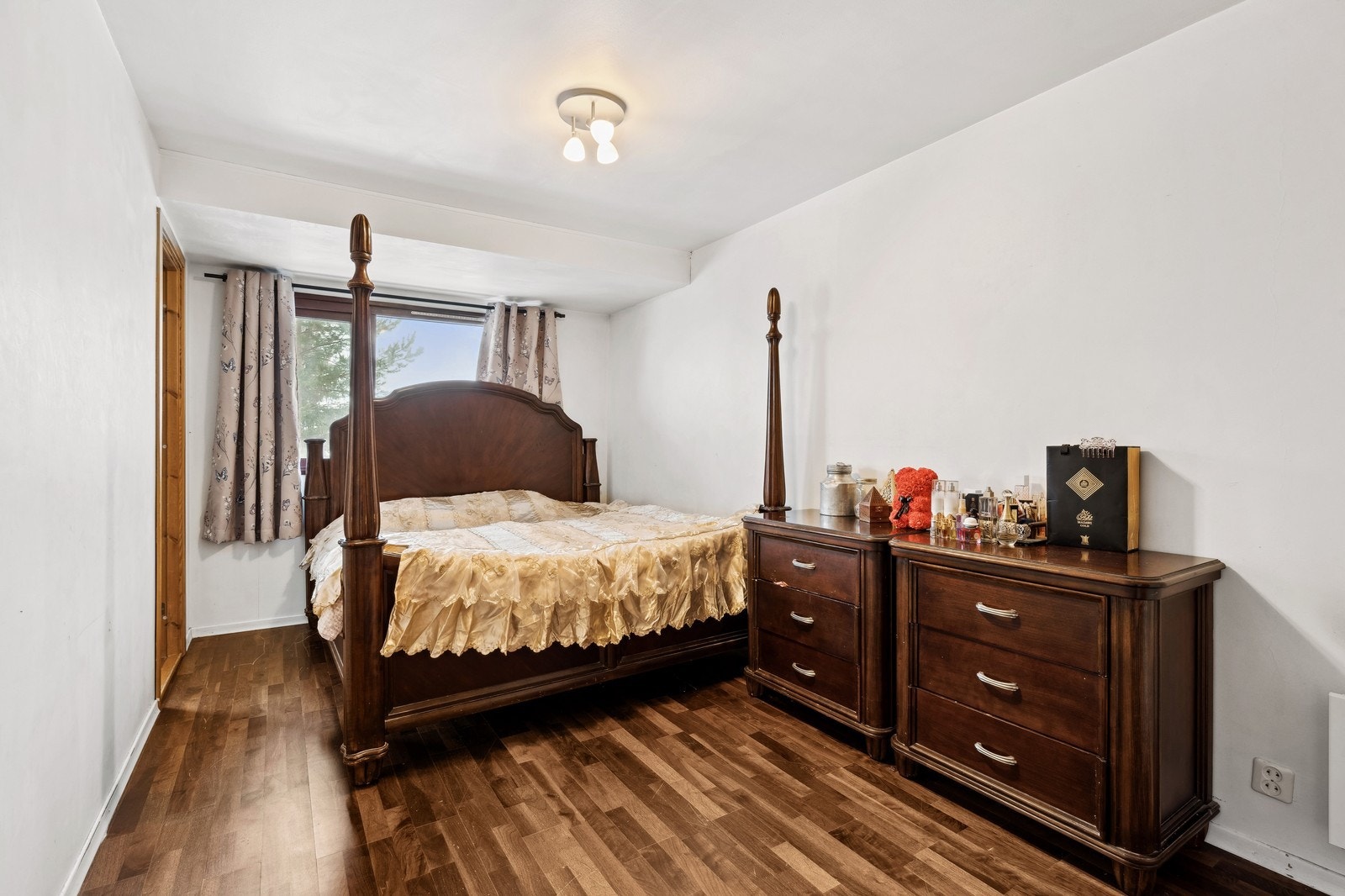 Stort soverom med plass til dobbeltseng. Galleribilde