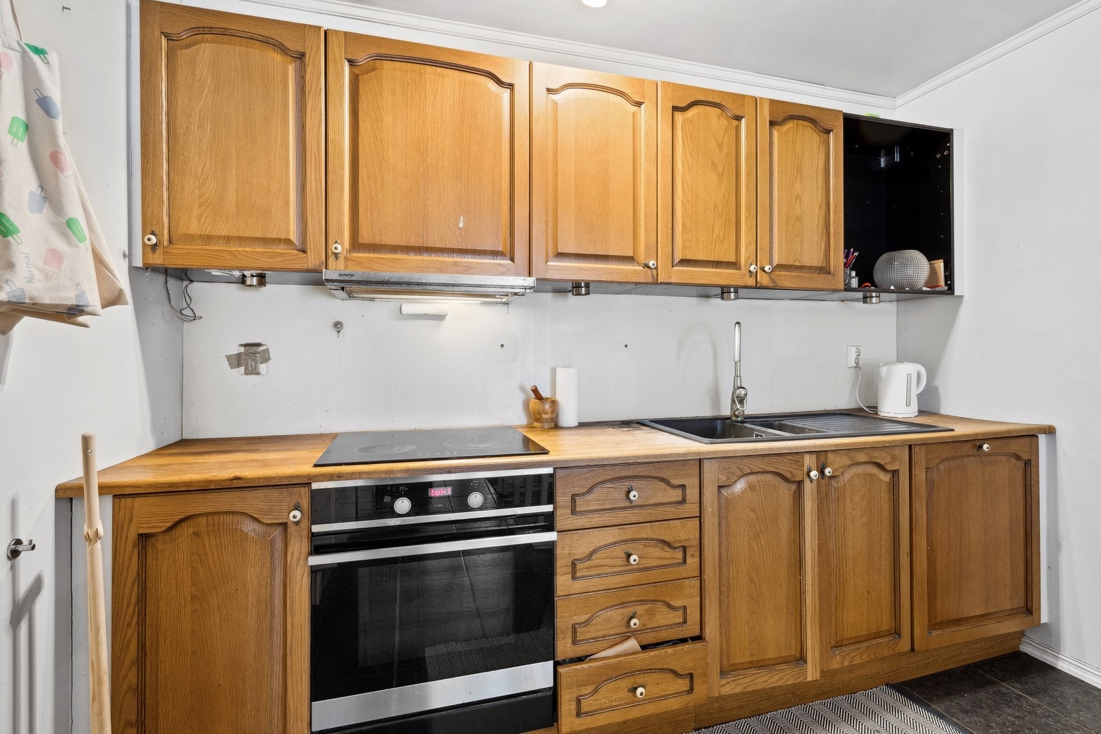 Oppvaskmaskin og komfyr medfølger. Galleribilde