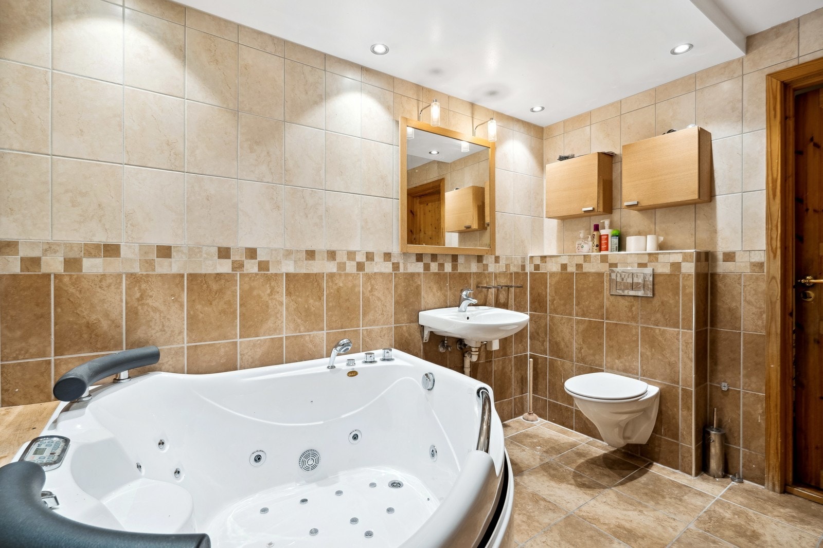 Flislagt bad med badekar. Galleribilde