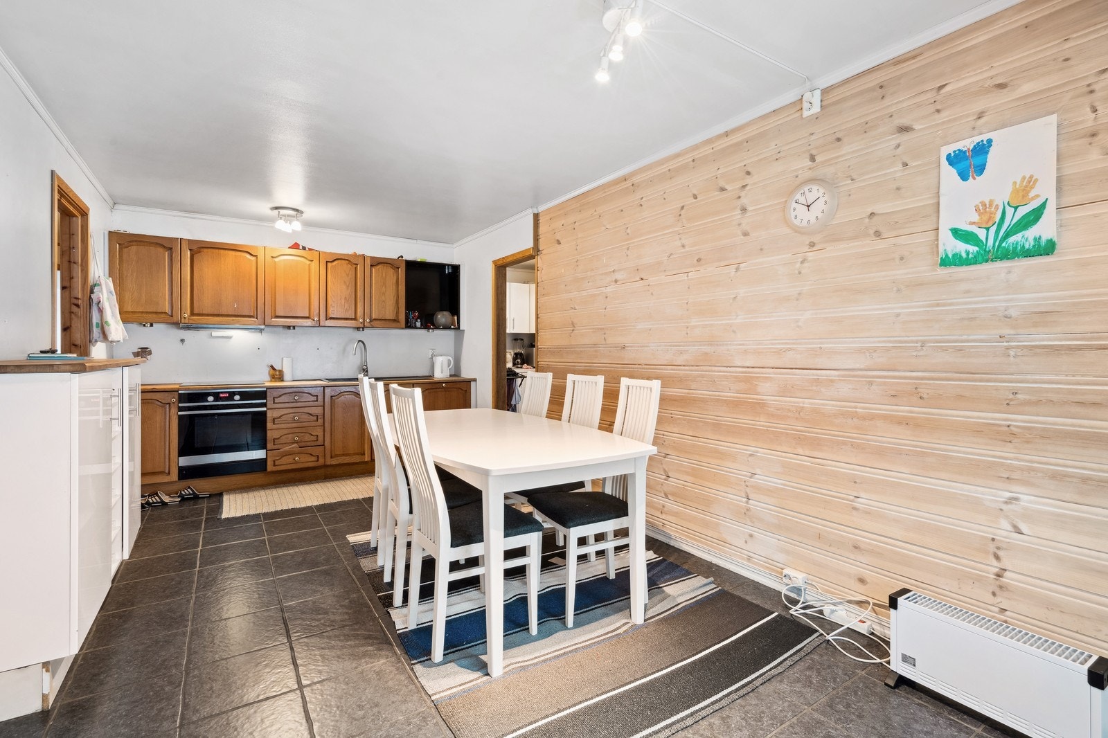 Stort kjøkken med plass til kjøkkenbord. Galleribilde