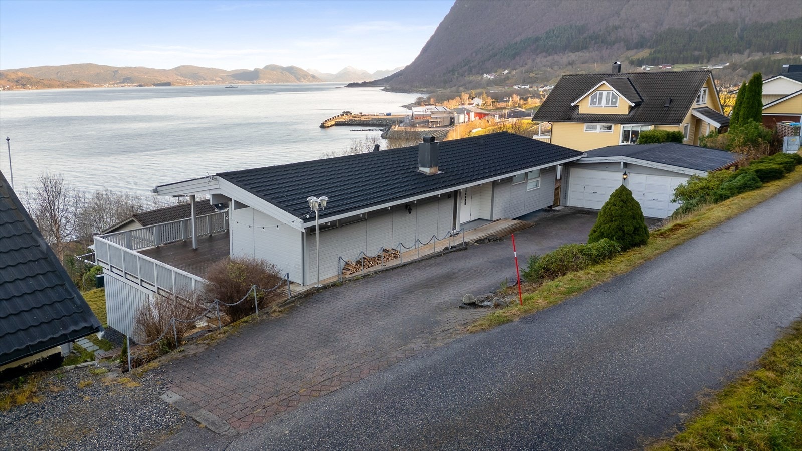 002_Innkøyring og parkering. Dobbel garasje. Nydelig utsikt.jpg Galleribilde