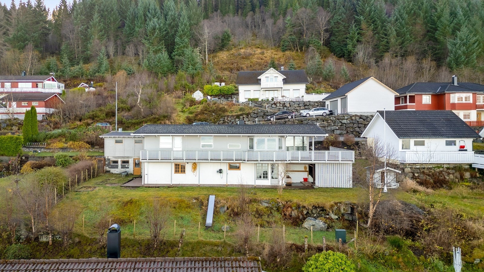 033_Fasade og eigedomen i front.jpg Galleribilde