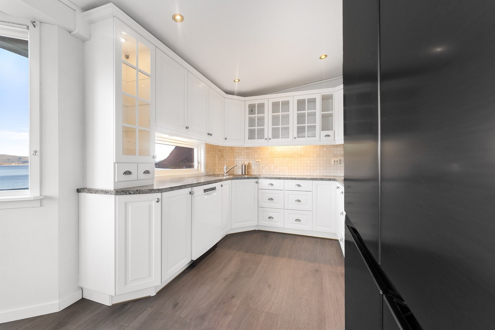 010_Kjøkkeninnreiing som har godt med skapplass.jpg Galleribilde